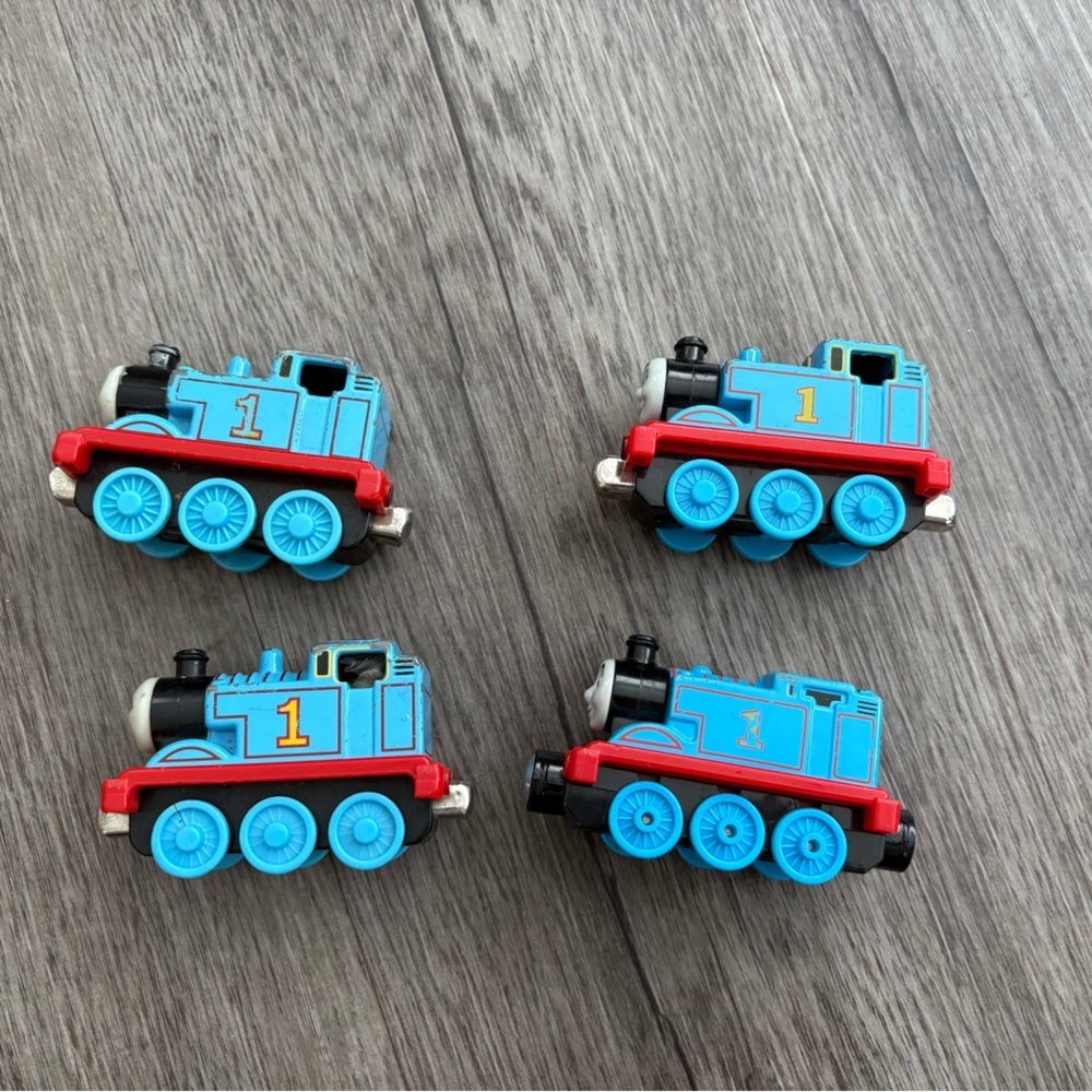 4 Magnetic Thomas Trains - Picture 2 of 5